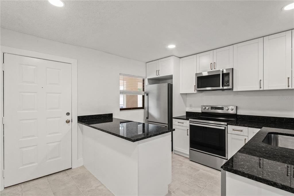 For Sale: $149,900 (2 beds, 2 baths, 906 Square Feet)
