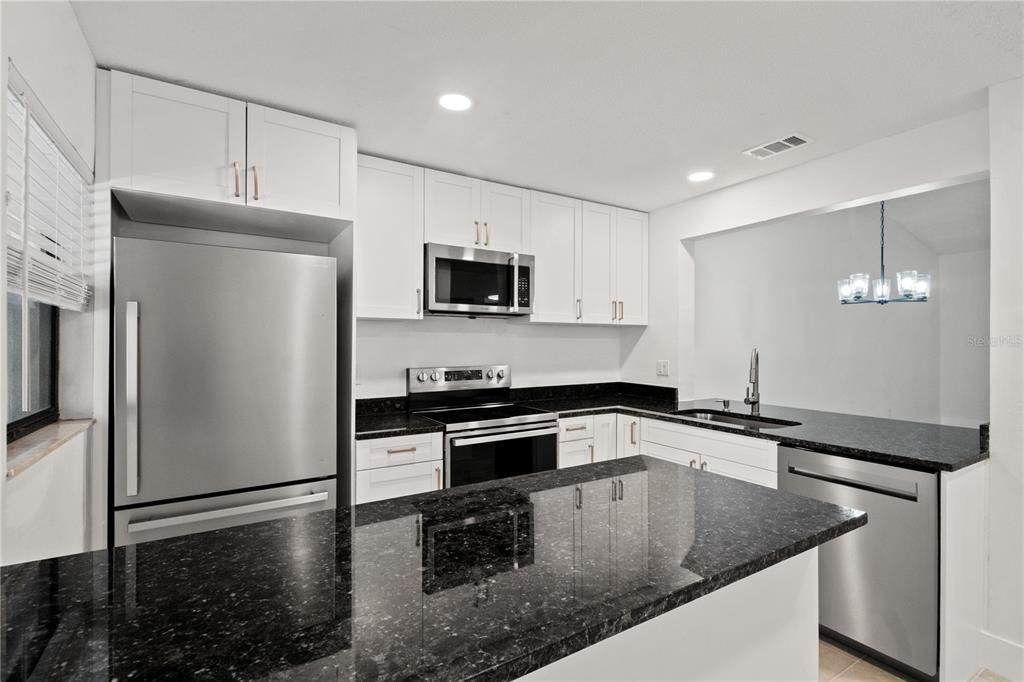For Sale: $149,900 (2 beds, 2 baths, 906 Square Feet)