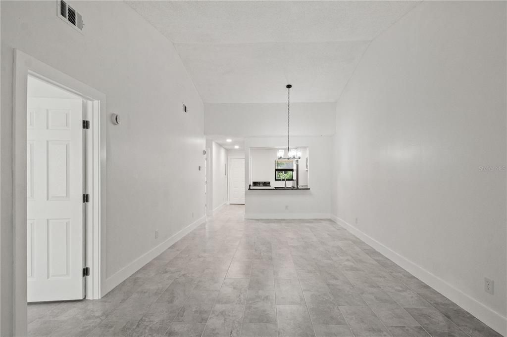 For Sale: $149,900 (2 beds, 2 baths, 906 Square Feet)