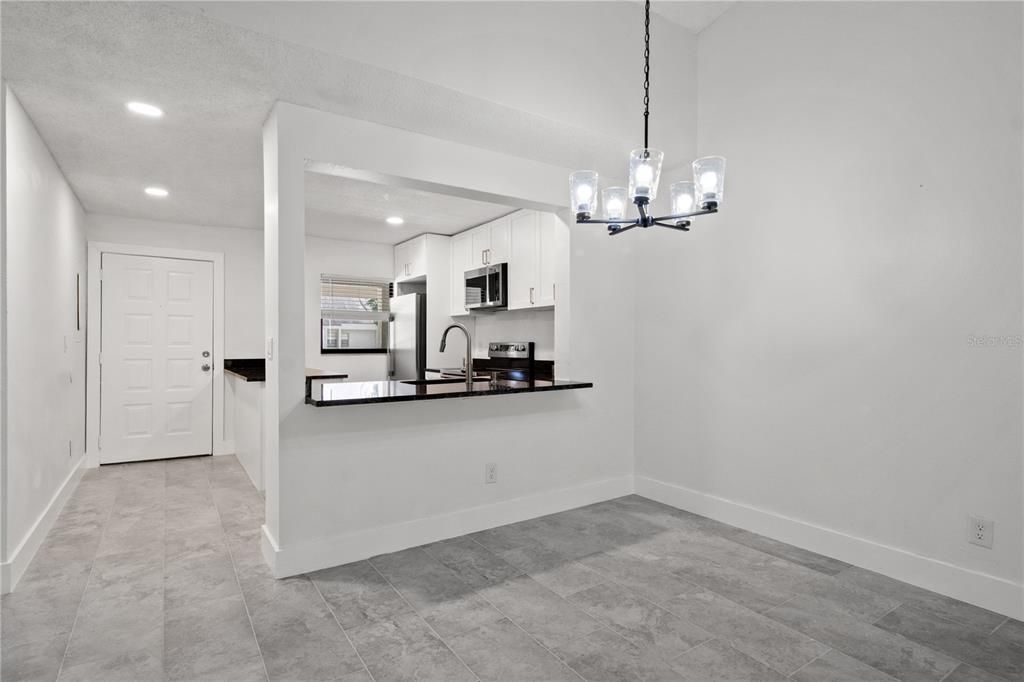 For Sale: $149,900 (2 beds, 2 baths, 906 Square Feet)