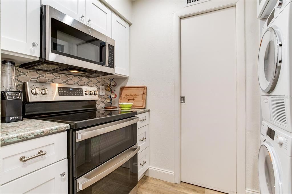 For Rent: $2,750 (1 beds, 1 baths, 920 Square Feet)