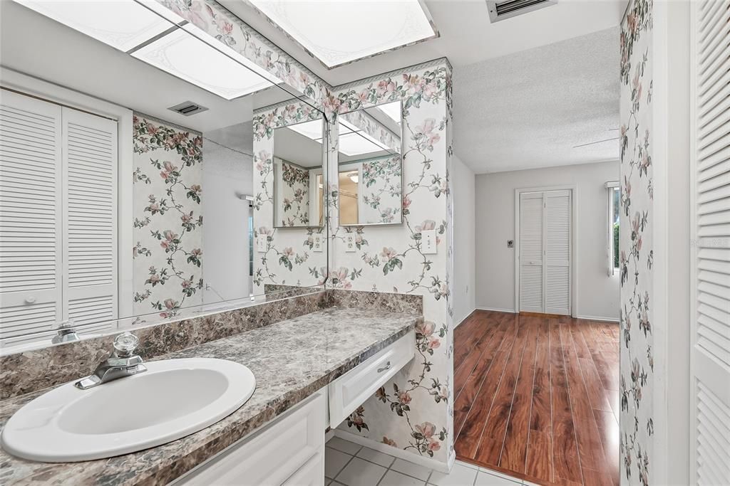 For Sale: $199,000 (2 beds, 2 baths, 1094 Square Feet)