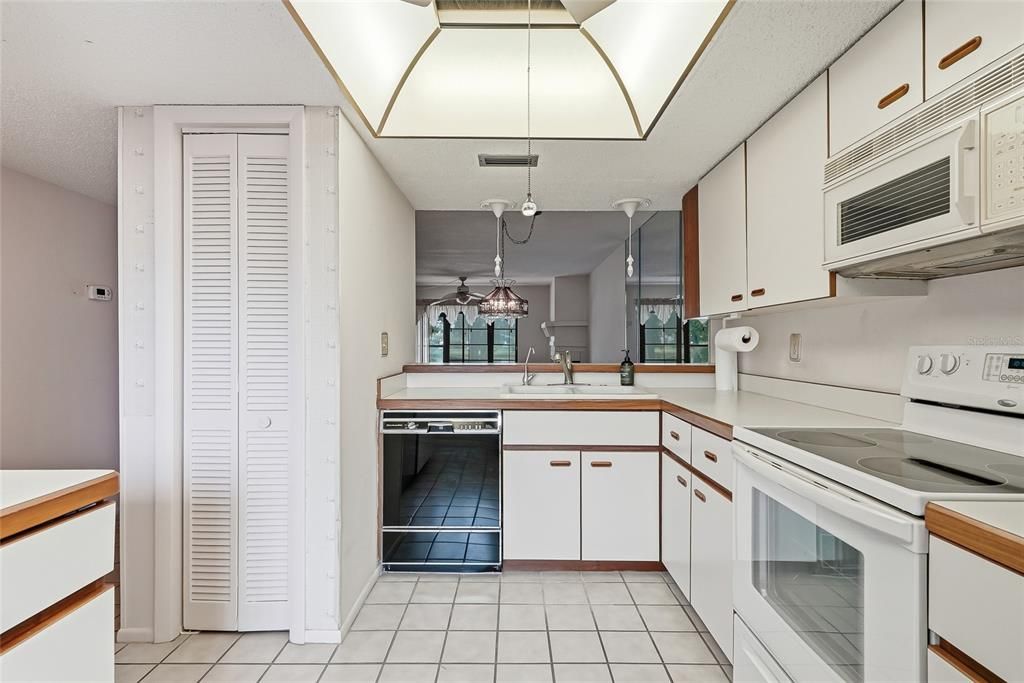 For Sale: $199,000 (2 beds, 2 baths, 1094 Square Feet)