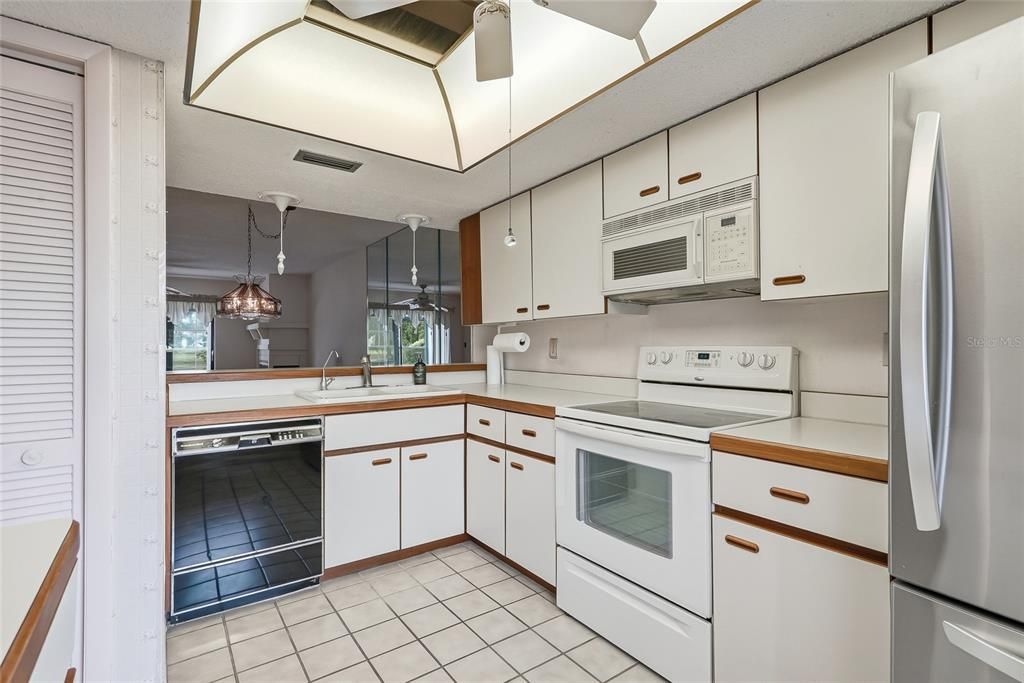 For Sale: $199,000 (2 beds, 2 baths, 1094 Square Feet)