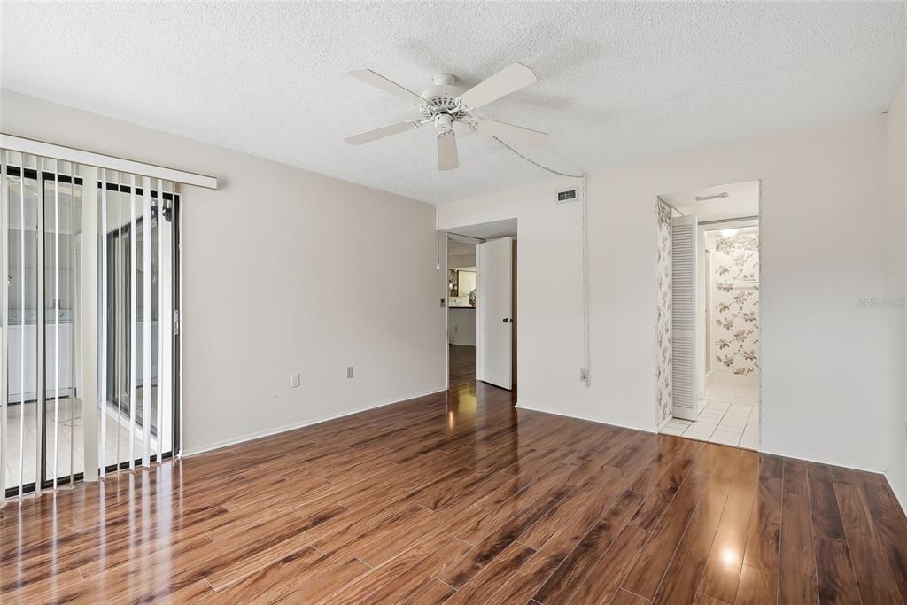 For Sale: $199,000 (2 beds, 2 baths, 1094 Square Feet)