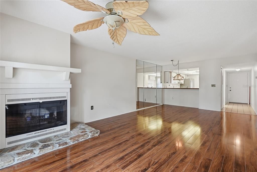 For Sale: $199,000 (2 beds, 2 baths, 1094 Square Feet)