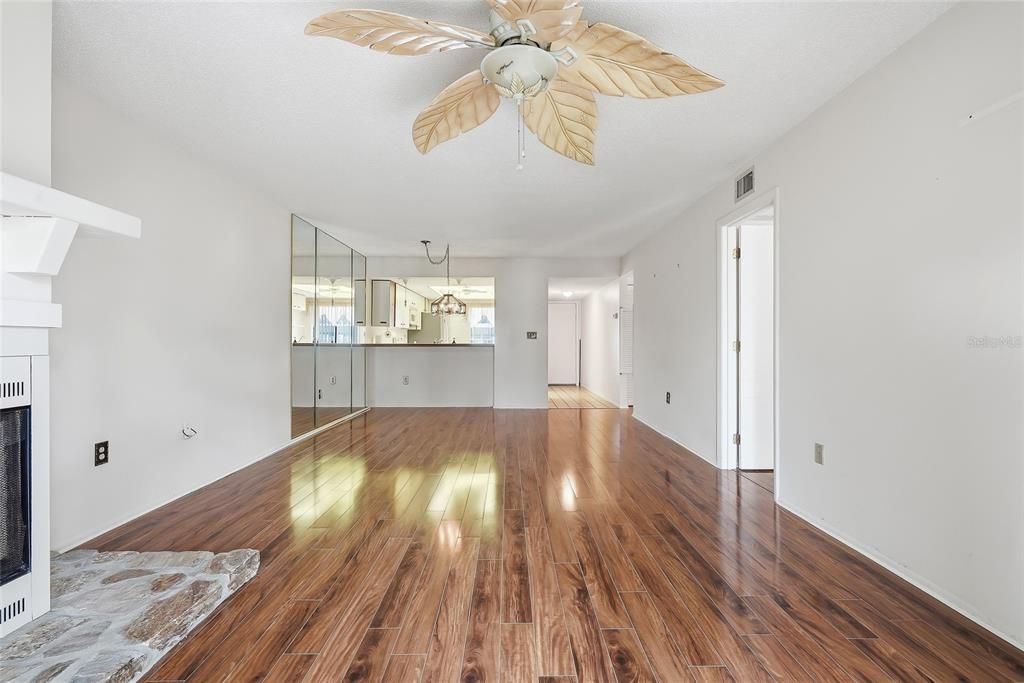 For Sale: $199,000 (2 beds, 2 baths, 1094 Square Feet)