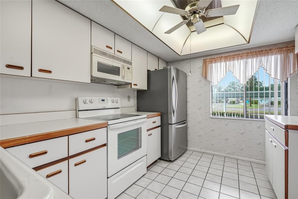For Sale: $199,000 (2 beds, 2 baths, 1094 Square Feet)