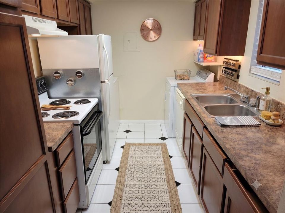 For Sale: $95,000 (1 beds, 1 baths, 642 Square Feet)