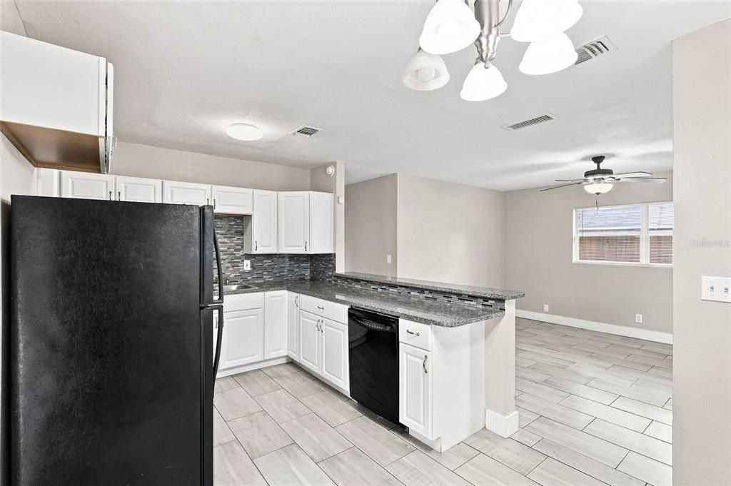 Activo con contrato: $174,900 (3 camas, 2 baños, 920 Pies cuadrados)