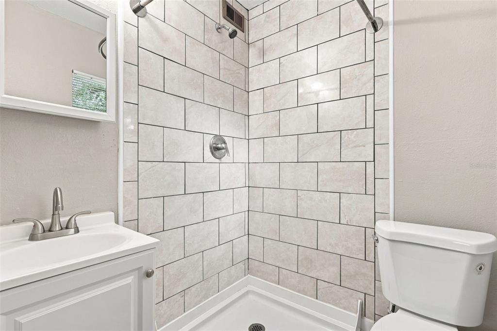 Activo con contrato: $174,900 (3 camas, 2 baños, 920 Pies cuadrados)