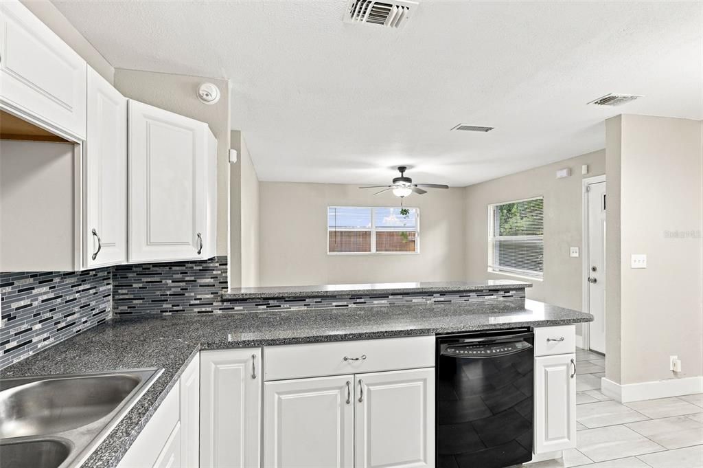 Activo con contrato: $174,900 (3 camas, 2 baños, 920 Pies cuadrados)