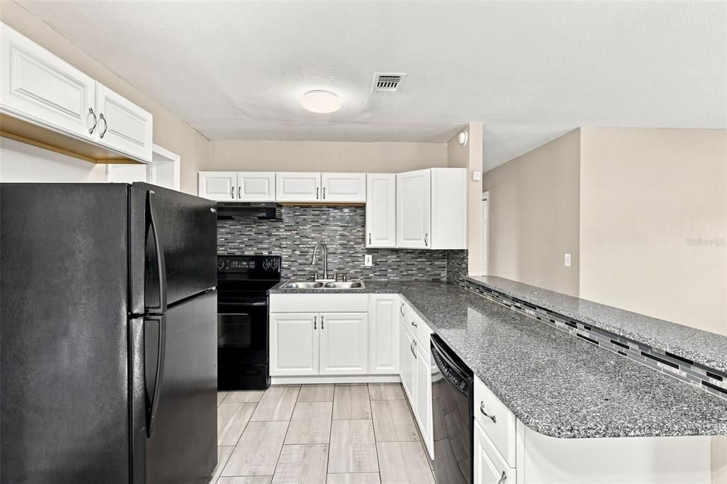 Activo con contrato: $174,900 (3 camas, 2 baños, 920 Pies cuadrados)