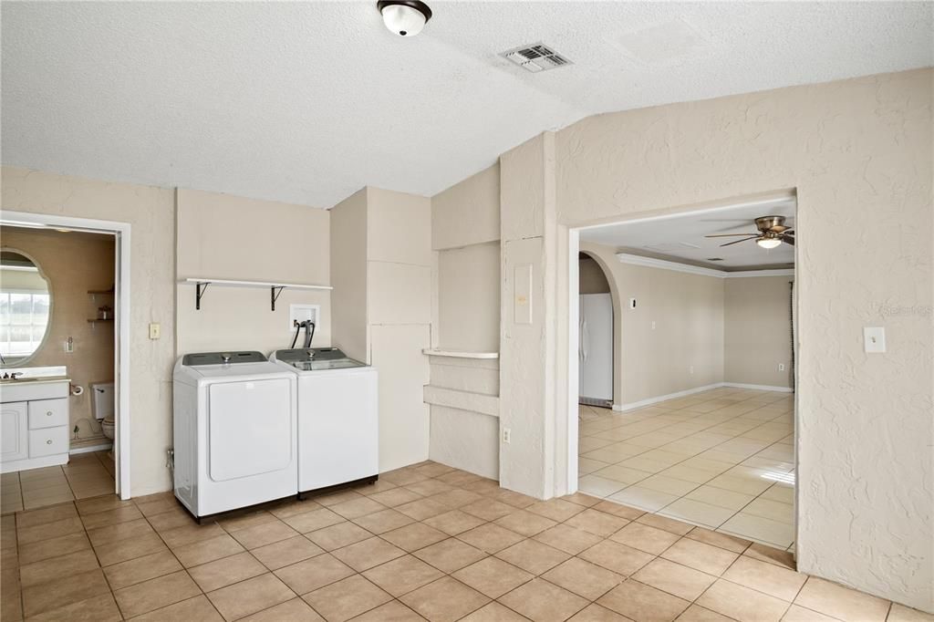 For Sale: $215,000 (2 beds, 1 baths, 1092 Square Feet)