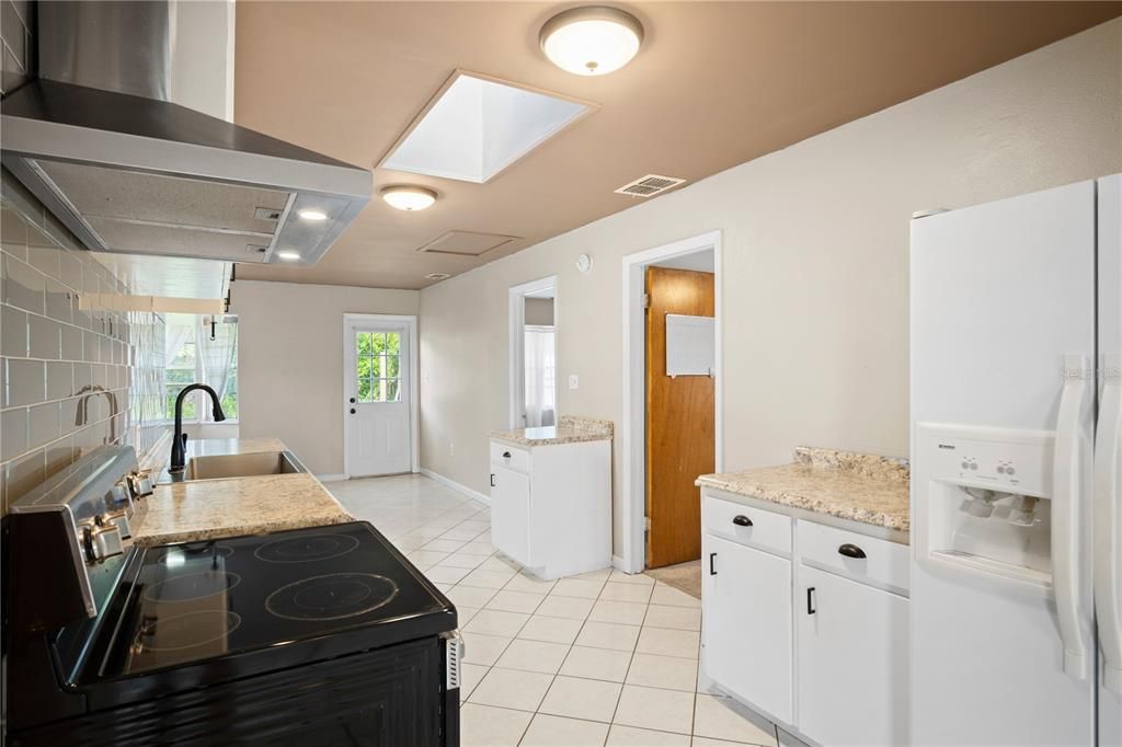 For Sale: $215,000 (2 beds, 1 baths, 1092 Square Feet)