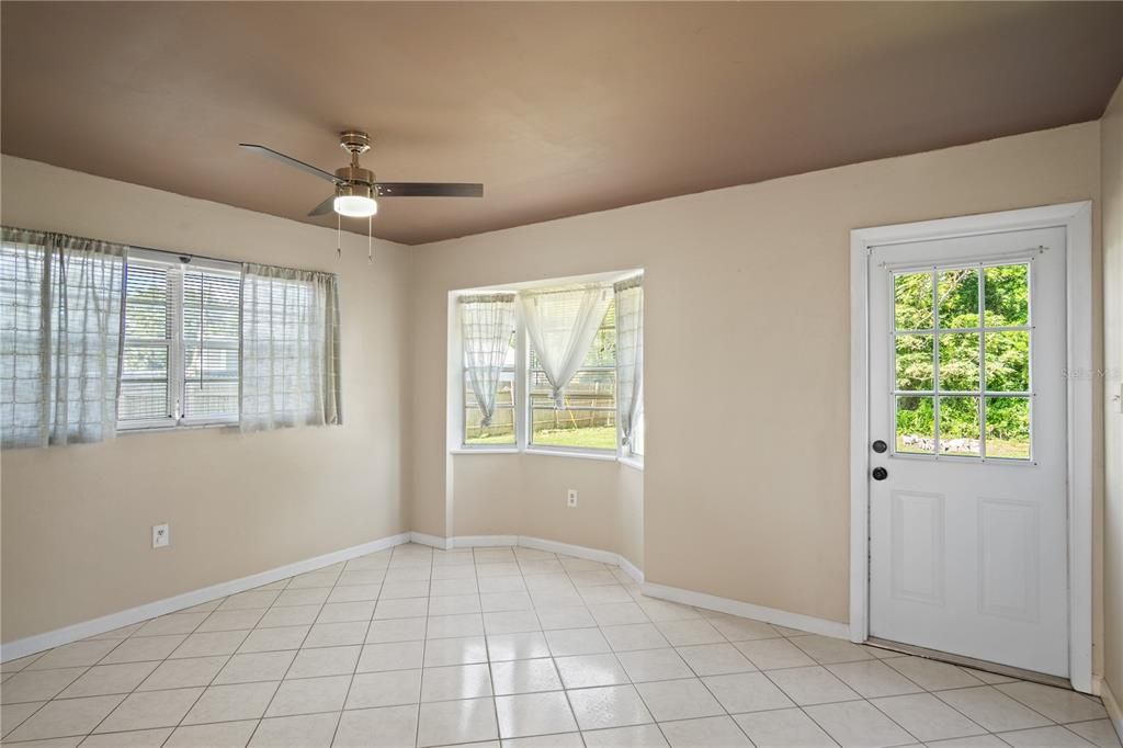 For Sale: $215,000 (2 beds, 1 baths, 1092 Square Feet)