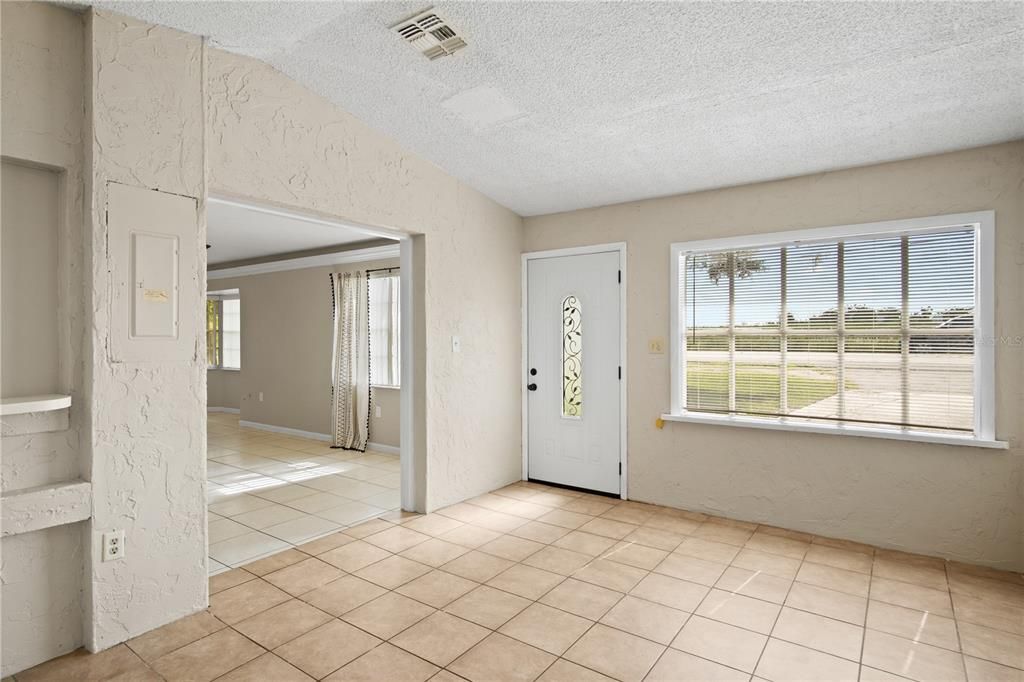For Sale: $215,000 (2 beds, 1 baths, 1092 Square Feet)