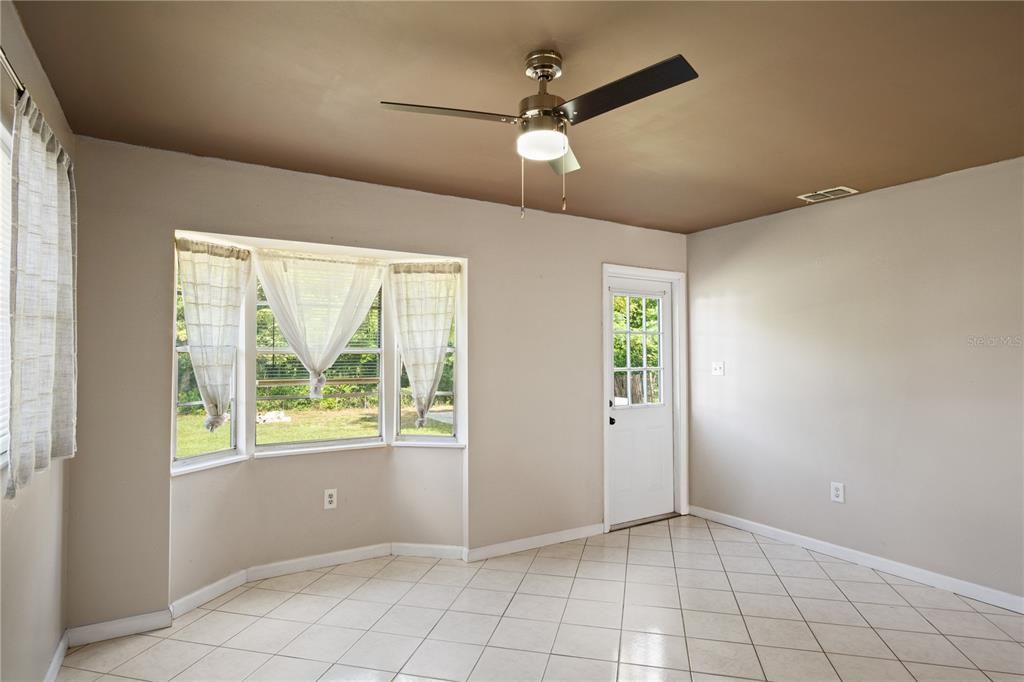 For Sale: $215,000 (2 beds, 1 baths, 1092 Square Feet)