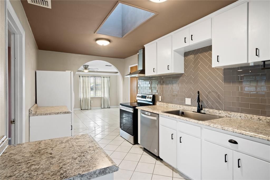 For Sale: $215,000 (2 beds, 1 baths, 1092 Square Feet)