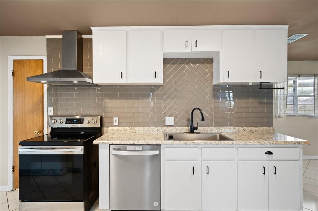 For Sale: $215,000 (2 beds, 1 baths, 1092 Square Feet)