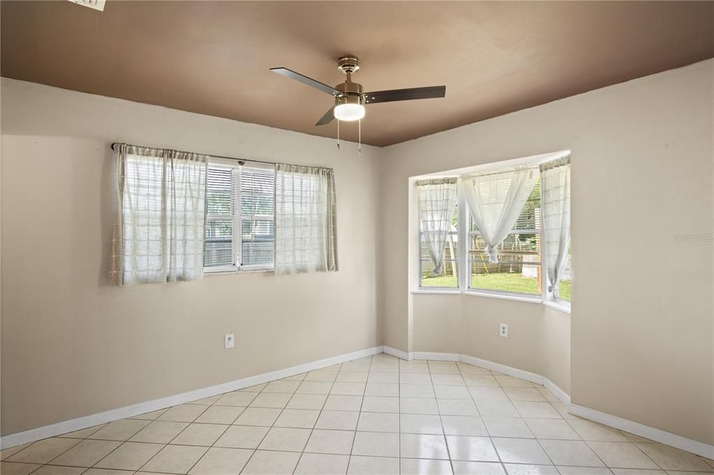 For Sale: $215,000 (2 beds, 1 baths, 1092 Square Feet)