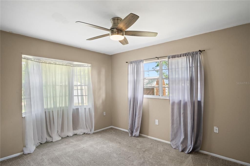 For Sale: $215,000 (2 beds, 1 baths, 1092 Square Feet)
