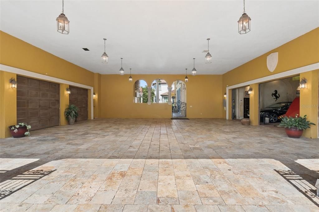 For Sale: $4,850,000 (5 beds, 8 baths, 10648 Square Feet)