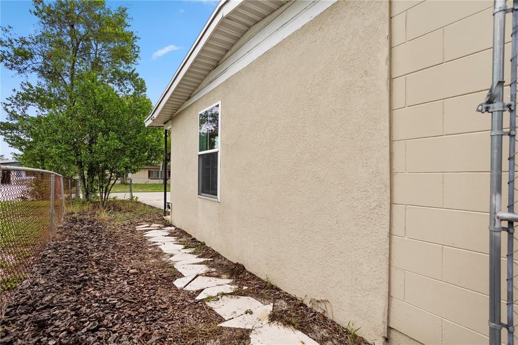 For Sale: $289,000 (3 beds, 2 baths, 1081 Square Feet)