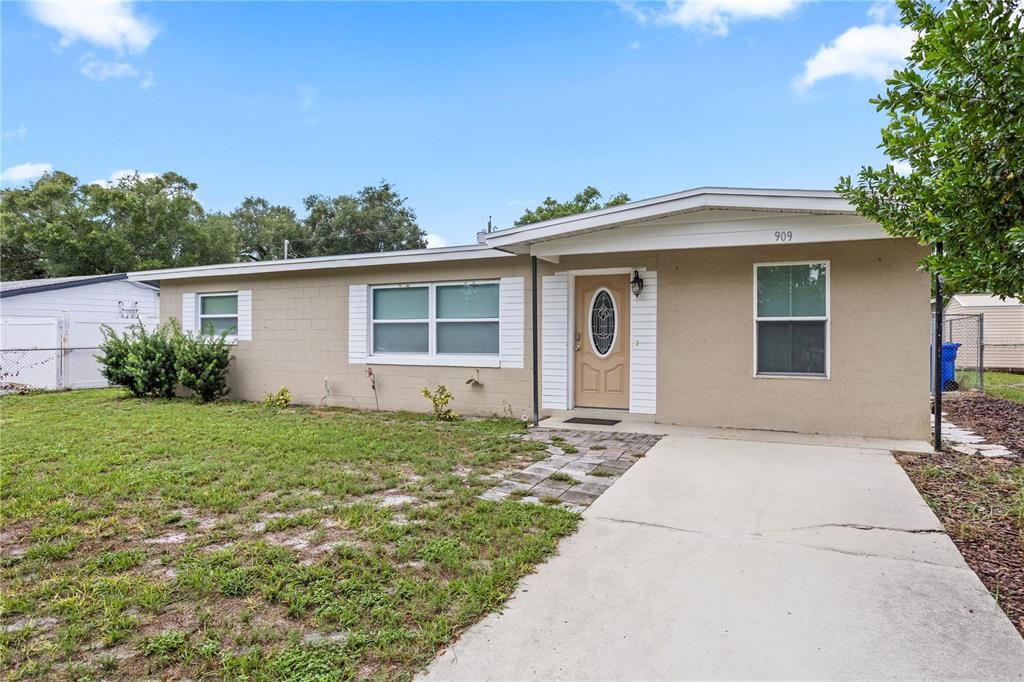 For Sale: $289,000 (3 beds, 2 baths, 1081 Square Feet)
