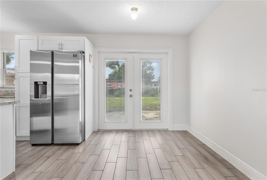 For Sale: $289,000 (3 beds, 2 baths, 1081 Square Feet)