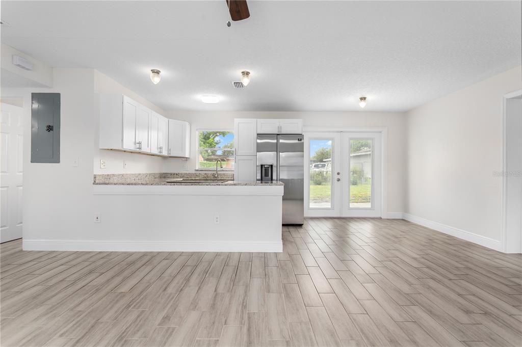 For Sale: $289,000 (3 beds, 2 baths, 1081 Square Feet)