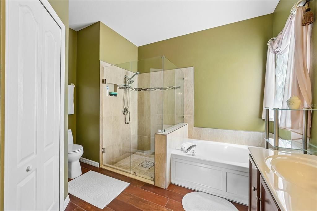 En Venta: $395,000 (4 camas, 2 baños, 1825 Pies cuadrados)