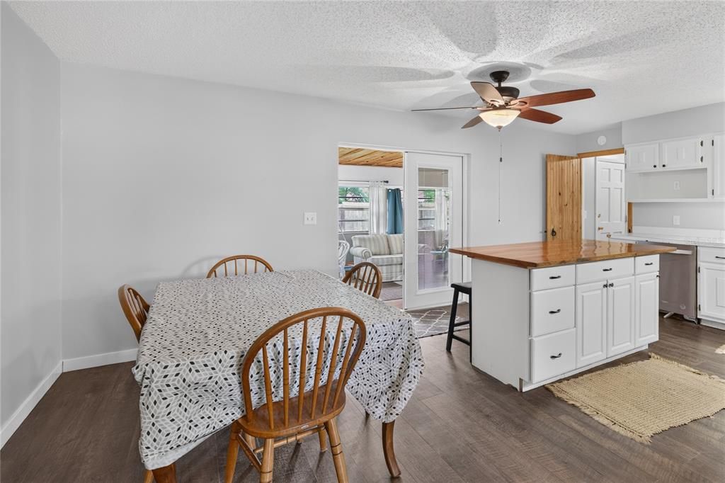 For Sale: $249,900 (2 beds, 1 baths, 1270 Square Feet)