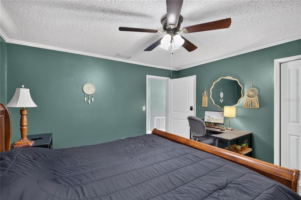 For Sale: $249,900 (2 beds, 1 baths, 1270 Square Feet)