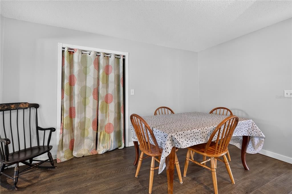 For Sale: $249,900 (2 beds, 1 baths, 1270 Square Feet)