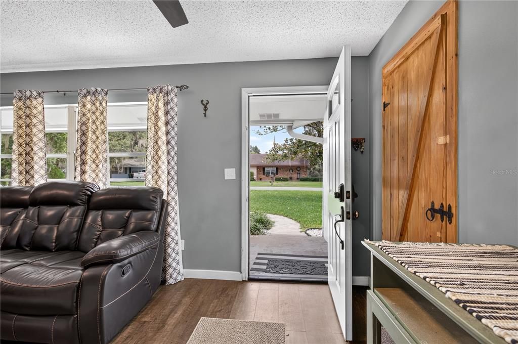 For Sale: $249,900 (2 beds, 1 baths, 1270 Square Feet)