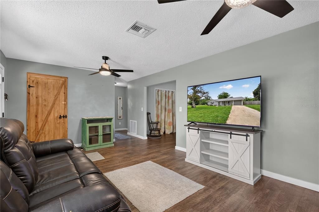 For Sale: $249,900 (2 beds, 1 baths, 1270 Square Feet)