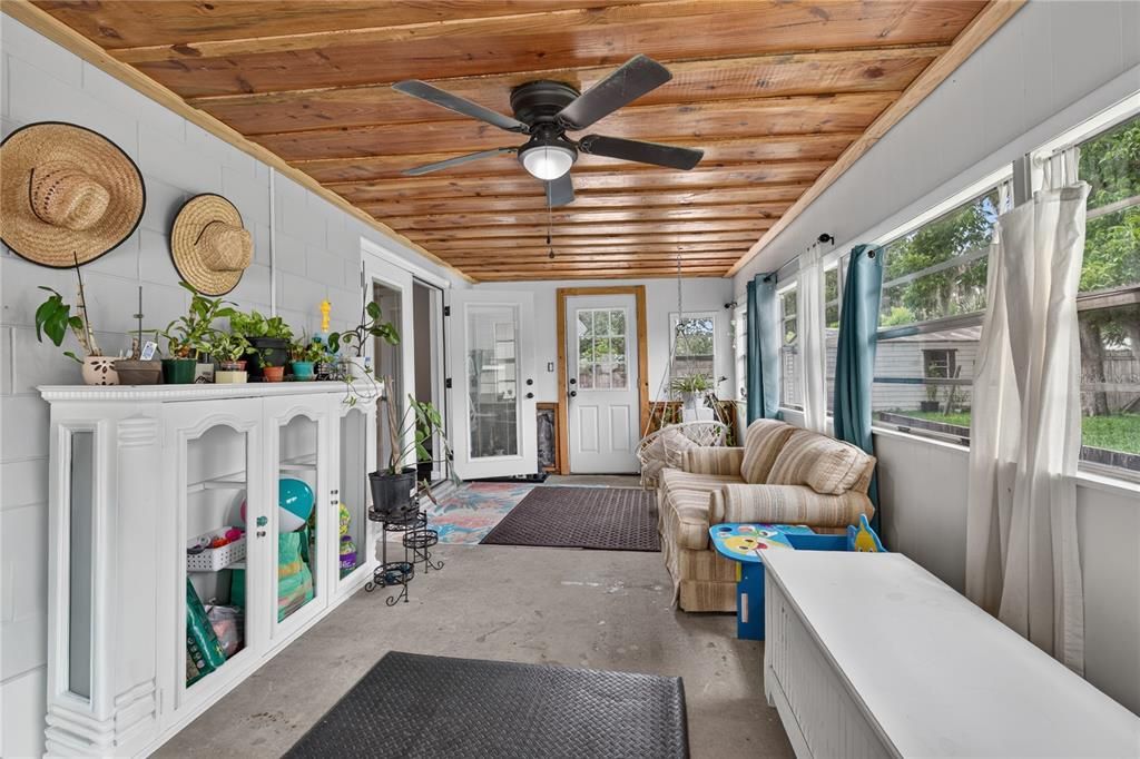 For Sale: $249,900 (2 beds, 1 baths, 1270 Square Feet)