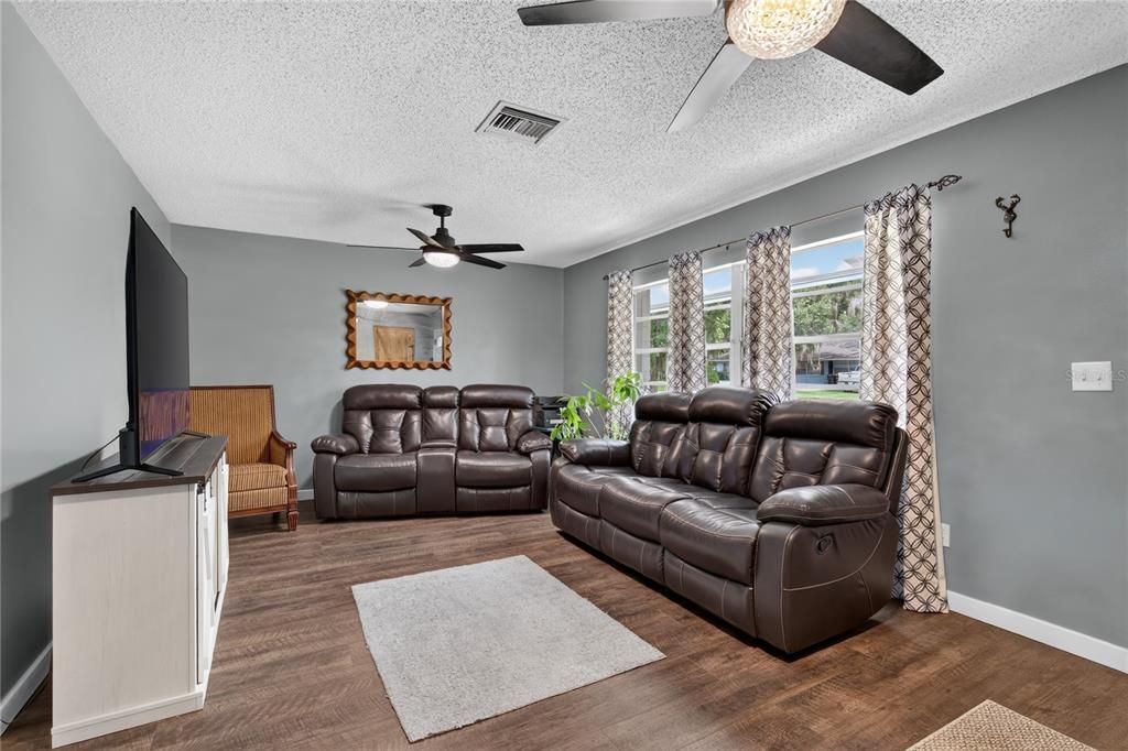 For Sale: $249,900 (2 beds, 1 baths, 1270 Square Feet)