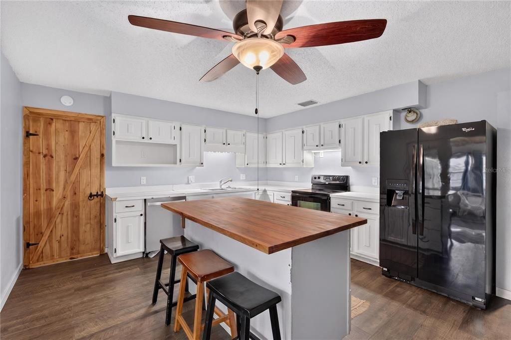 For Sale: $249,900 (2 beds, 1 baths, 1270 Square Feet)