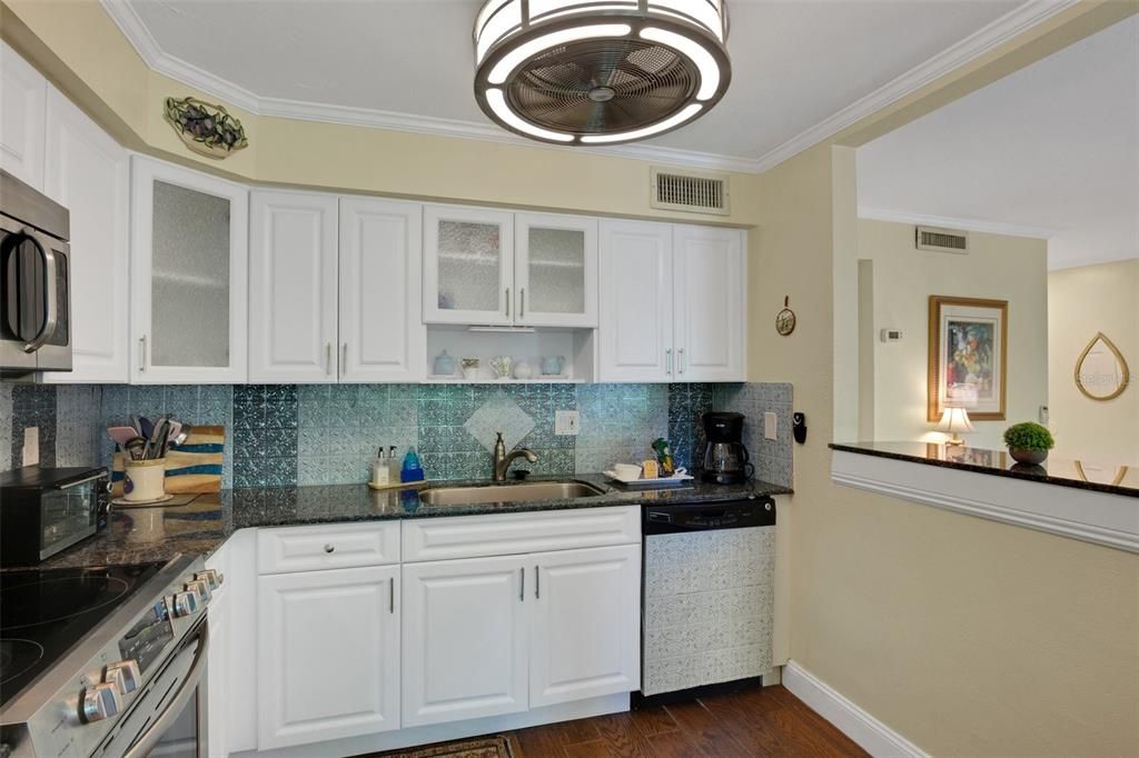 For Sale: $159,000 (1 beds, 1 baths, 768 Square Feet)