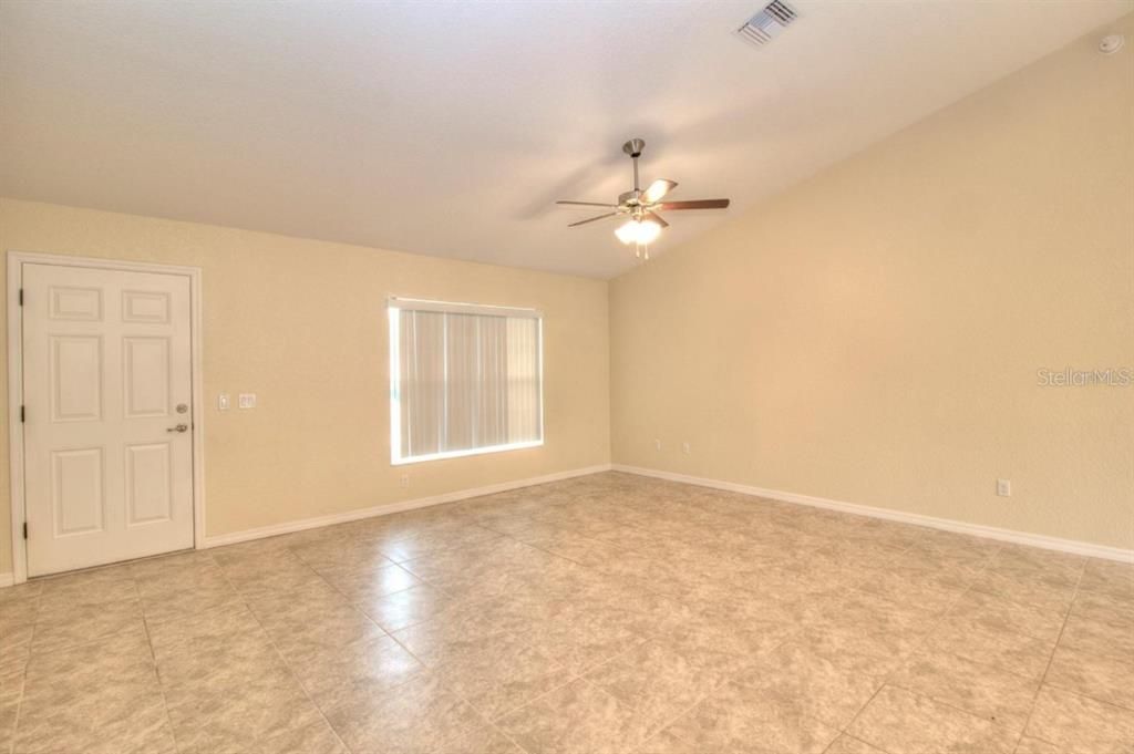 For Rent: $1,800 (3 beds, 2 baths, 1474 Square Feet)
