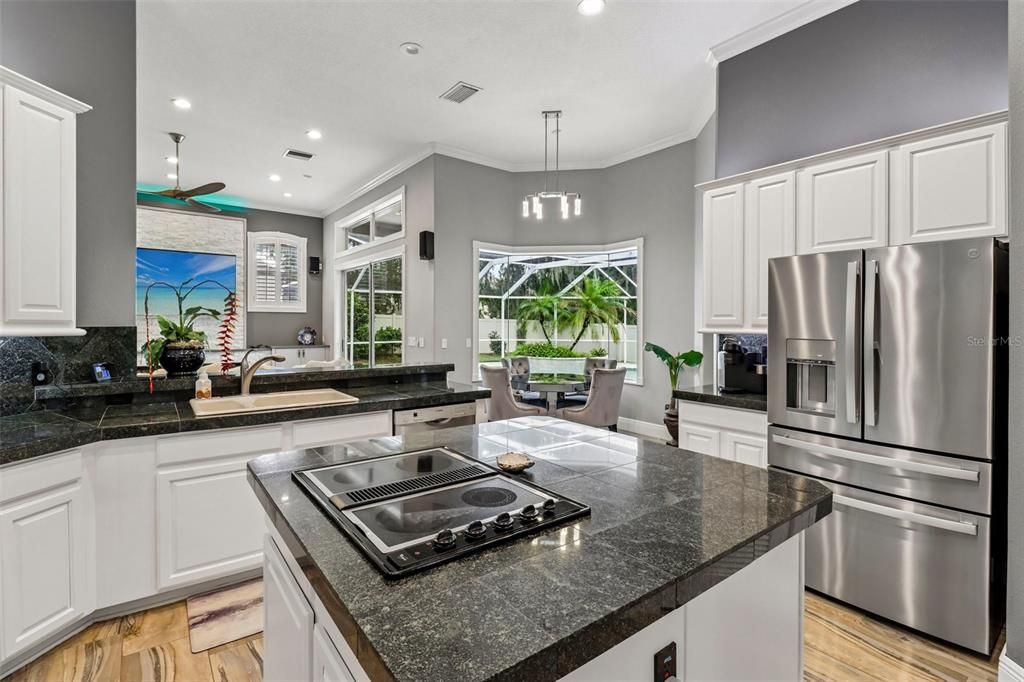 En Venta: $799,000 (4 camas, 3 baños, 3165 Pies cuadrados)