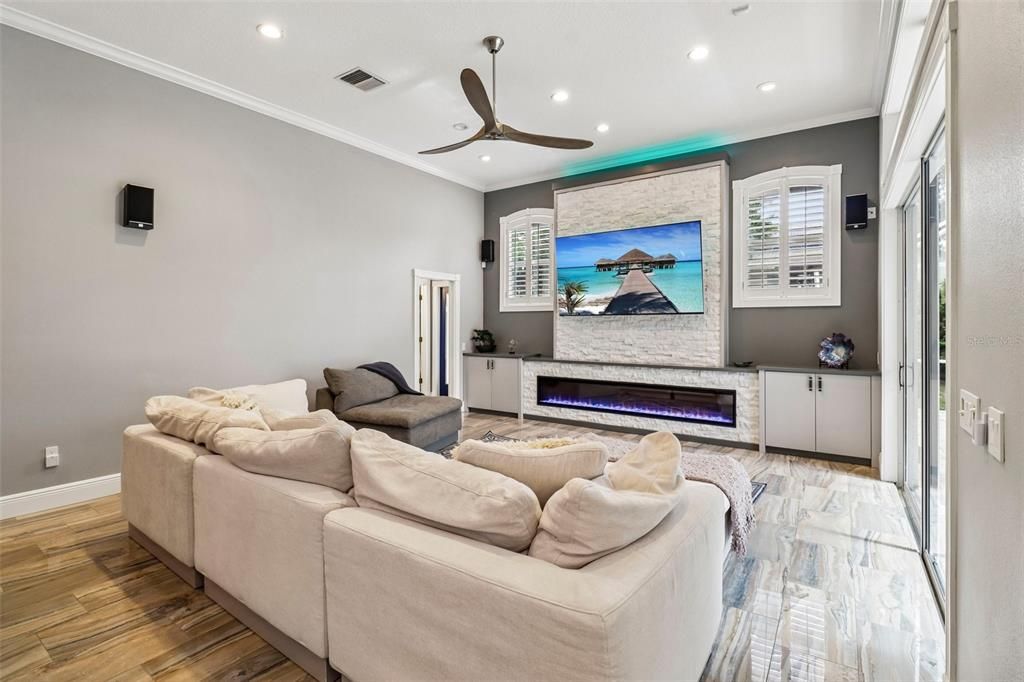 En Venta: $799,000 (4 camas, 3 baños, 3165 Pies cuadrados)