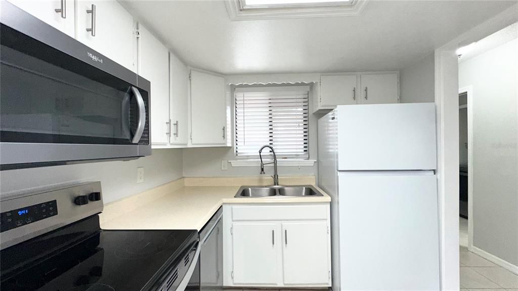 For Rent: $1,399 (1 beds, 1 baths, 759 Square Feet)