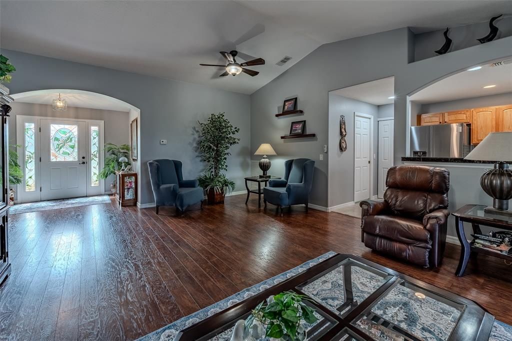 For Sale: $279,900 (3 beds, 2 baths, 1646 Square Feet)