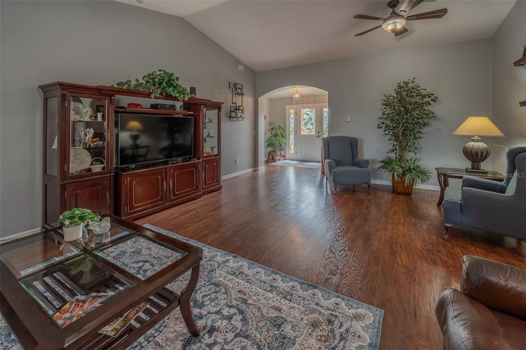 For Sale: $279,900 (3 beds, 2 baths, 1646 Square Feet)