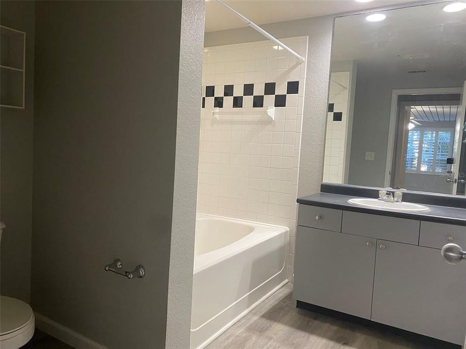 For Rent: $1,800 (1 beds, 1 baths, 789 Square Feet)