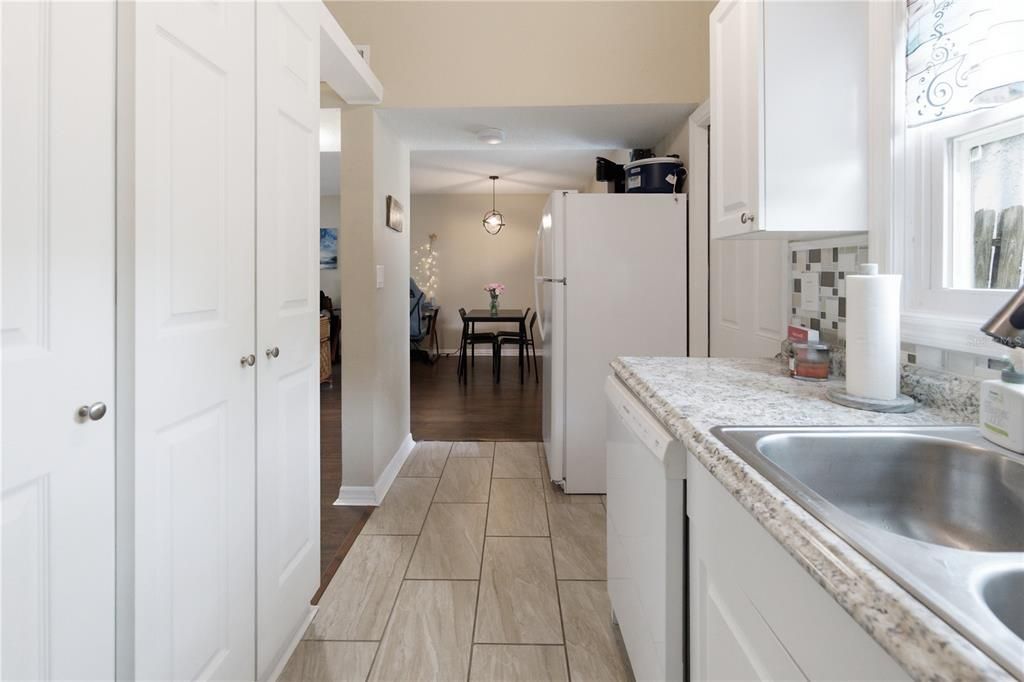 For Sale: $149,900 (2 beds, 1 baths, 1012 Square Feet)