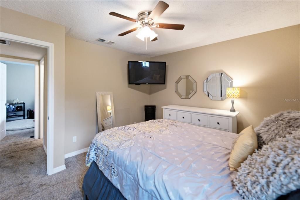 For Sale: $149,900 (2 beds, 1 baths, 1012 Square Feet)